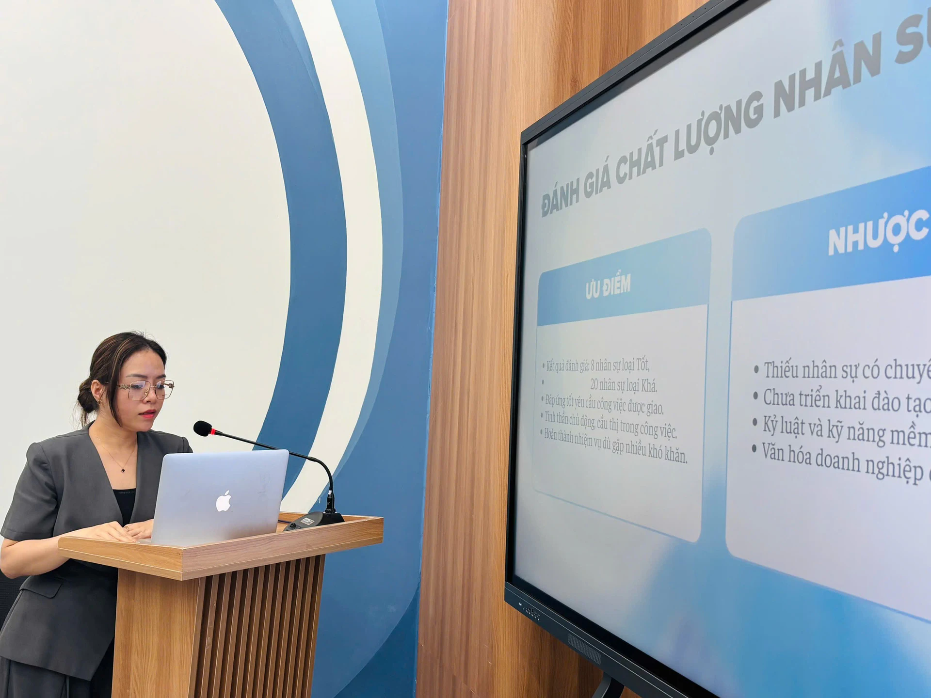 Đại diện Phòng HCNS báo cáo